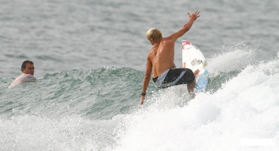 カットバックを成功させるには Rev Wetsuits カットバックを成功させるには Rev Wetsuits